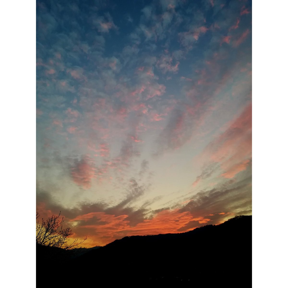 Quei tramonti che tirano su il morale dopo una giornata rinchiusi in casa a studiare #tramonto #studio #bellezza