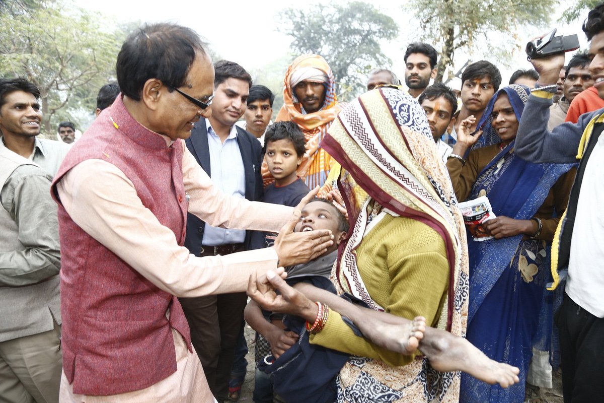 रन्नौद में बहन गिरजाबाई अपने दिव्यांग बच्चे को गोद में उठाये देखकर मन करुणा से भर उठा। सच है कि एक माँ ही अपने बच्चे को इस तरह सीने से लगाये जीवन भर पालन-पोषण कर सकती है। बहन गिरजाबाई के लिए तत्काल रु. 25,000 और प्रतिमाह रु. 500 की आर्थिक सहायता की व्यवस्था सुनिश्चित की।