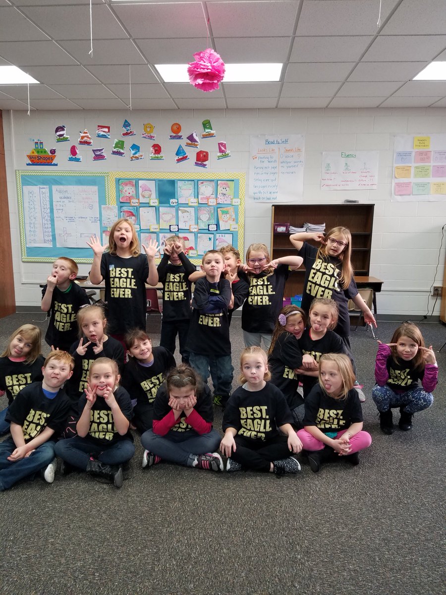Mkt86's tweet photo. Merry Christmas from the Best Eagles ever! #wearemg @MGUSC_Eagles https://t.co/glWrEc4q9P