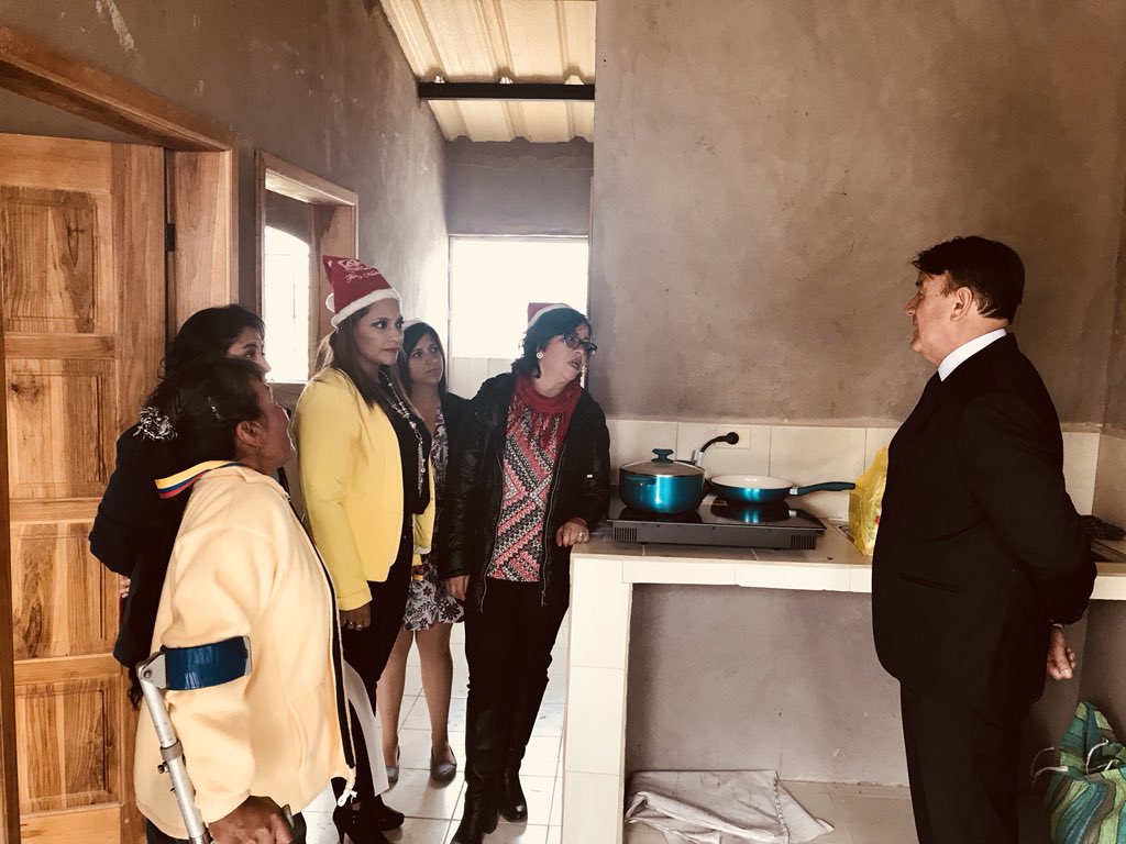 Gober_Cotopaxi's tweet photo. @HectorGon35, Gobernador de Cotopaxi, recalca que se debe trabajar siempre para los más necesitados, e inaugura las primeras 6 viviendas del proyecto #ManuelaEspejo de la @Vice_Ec con su delgado @RobertGallegosJ 

##CotopaxiUnSoloCorazón https://t.co/kAr8i1XWDq