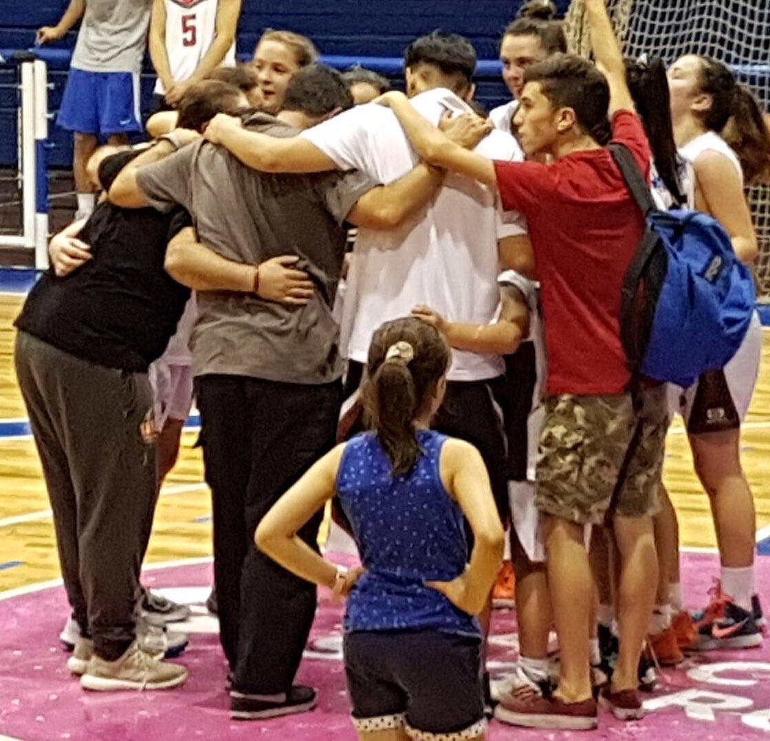QuiqueBerhouet's tweet photo. Años de laburo (que además se notan en la cancha) y el mostro de @VasquezCarlitos me llama, en pleno festejo, para agradecerme x una entrada en calor. Qué fenómeno !! Felicitaciones a todo @SoydelBohe 🏆 U14 Campeonas 🏀!! https://t.co/5XGCvgqt2g