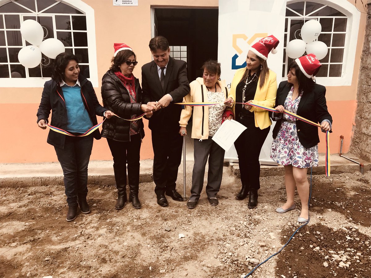 Gober_Cotopaxi's tweet photo. @HectorGon35, Gobernador de Cotopaxi, recalca que siempre hay que trabajar por los más necesitados, es así que inaugura las 6 viviendas del proyecto #ManuelaEspejo de la @Vice_Ec con su delegado @RobertGallegosJ y las autoridades @patya717 y @Marcelamarhino. https://t.co/lbKhZCdsP2