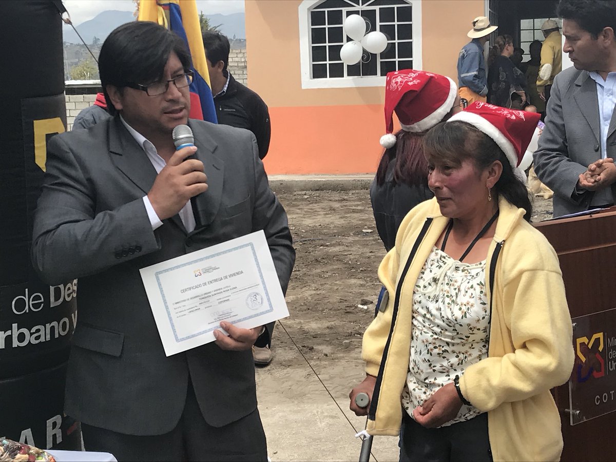 Gober_Cotopaxi's tweet photo. @HectorGon35, Gobernador de Cotopaxi, recalca que siempre hay que trabajar por los más necesitados, es así que inaugura las 6 viviendas del proyecto #ManuelaEspejo de la @Vice_Ec con su delegado @RobertGallegosJ y las autoridades @patya717 y @Marcelamarhino. https://t.co/lbKhZCdsP2