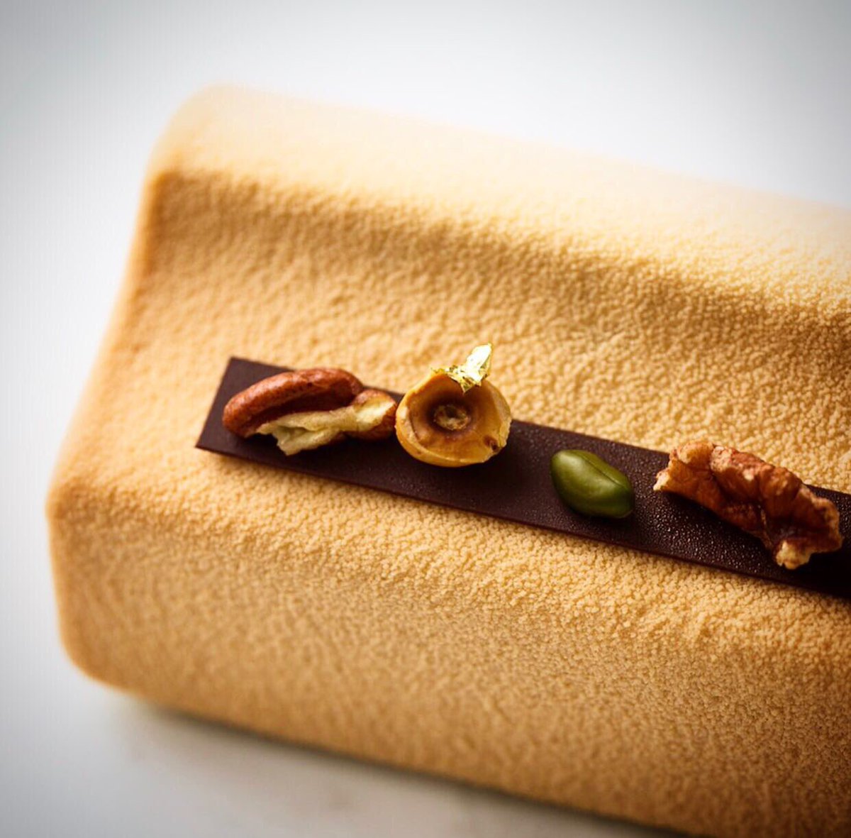 cyril_lignac's tweet image. Dulcey! Biscuit moelleux aux amandes / ganache légère au gianduja , noisettes caramélisées #gourmandcroquant