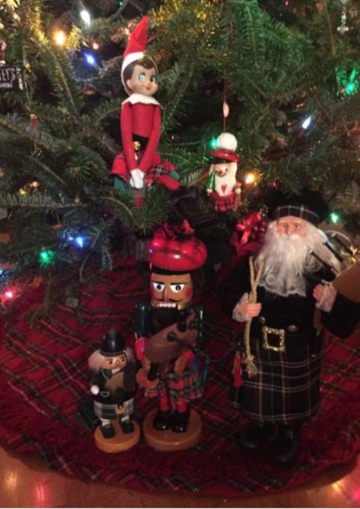jennymcinspired's tweet photo. Merry Christmas from our home to yours! #whenyourlastnameismcafeeandyouwatchOutlander #Cooklander #ScottishSanta @Fidgetywidget @SaltLifeSassies https://t.co/aLF0xFOmwF