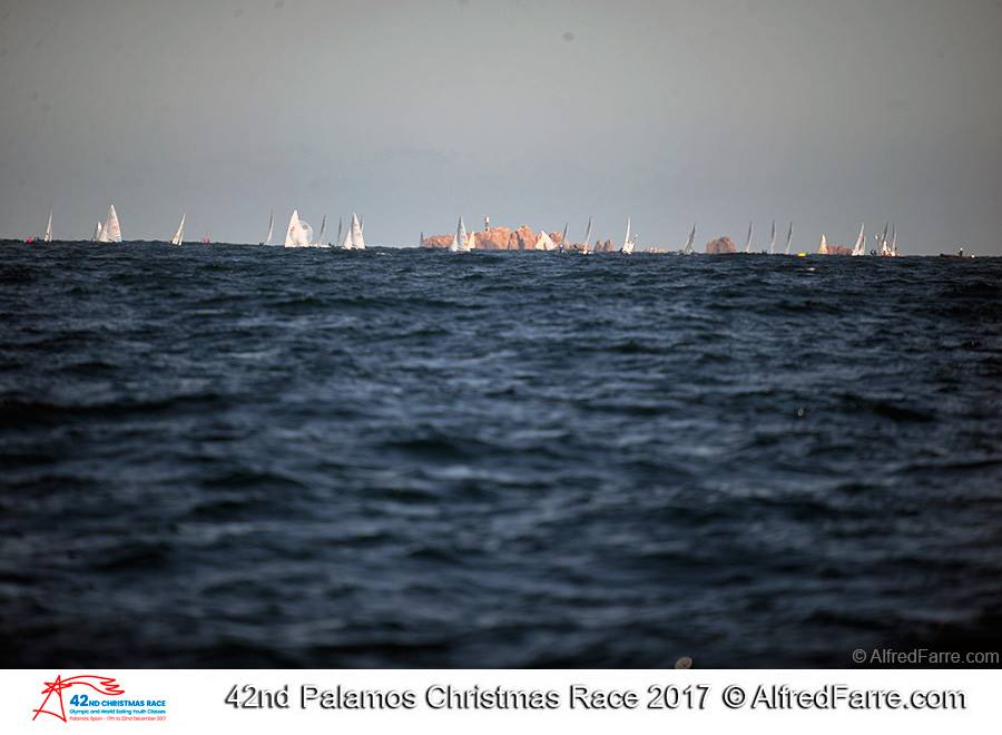 Mañana se disputa la última jornada de la Christmas Race del Club de Vela Palamós. Muscat y Cardona (Finn), Xammar/Rodríguez (470 M) y Cornudella/López (470 F) buscarán ganar la regata.  💪
christmasrace.org