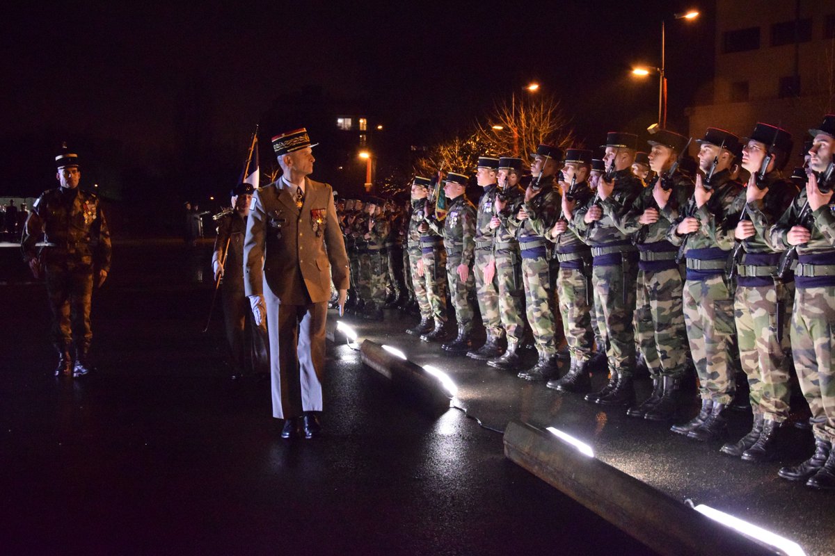 armeedeTerre's tweet image. Le #19RG s’est vu décerner la croix de la Valeur militaire pour son action au Sahel depuis 2013.

La cérémonie a été présidée par le général Blachon Com #1DIV (defense.gouv.fr/terre/l-armee-…) dont le 19e génie est l'unité d’appui, en mesure de réaliser l’intégralité des missions génie.