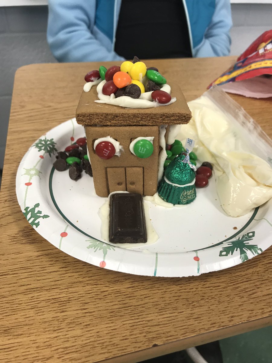 SJonesELAR's tweet photo. Gingerbread house creations on the last day of school before Christmas! @whatsnewatrjh #RobinsonISD https://t.co/InLf1ftjNj