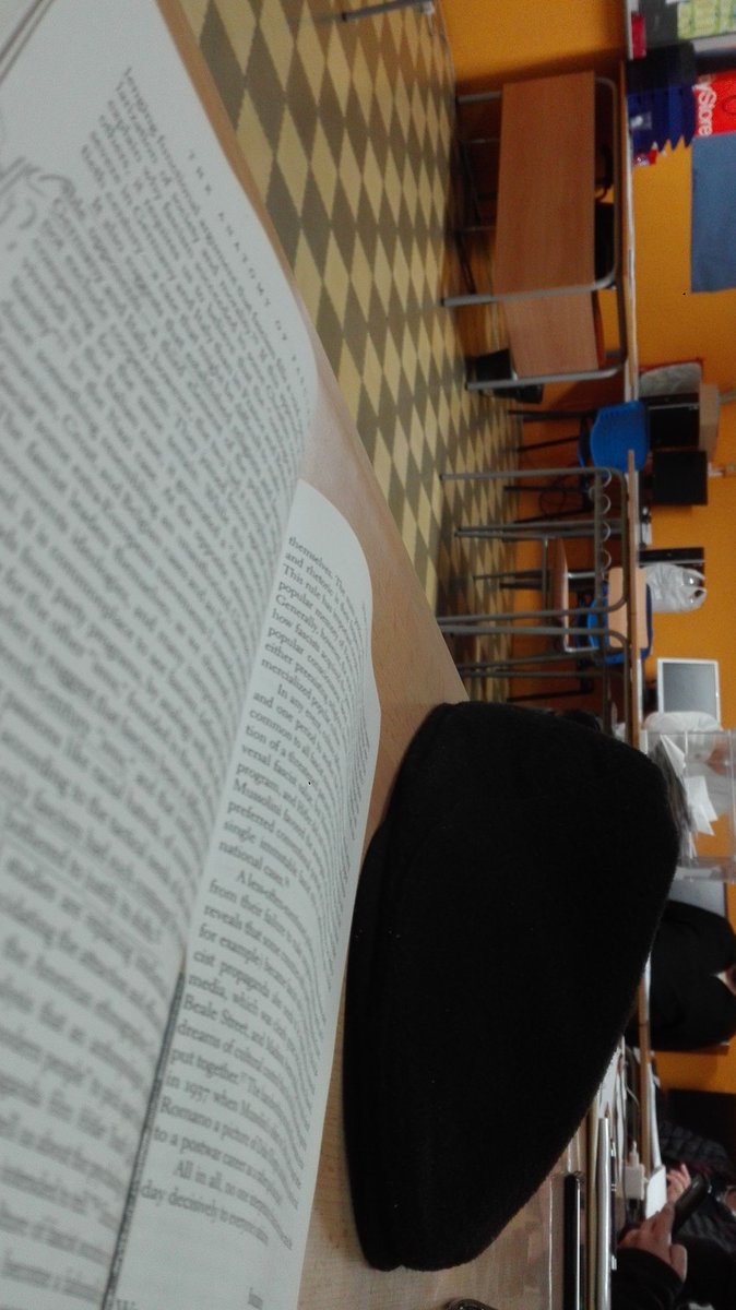Post_tot_'s tweet photo. Lectura. Història i política mentre s'acosten les últimes hores de jornada. #Apoderat21D #21D #dempeus https://t.co/kqWYrzJtPI