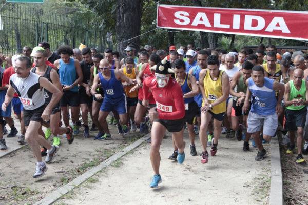 revistamaraton's tweet photo. Como todos los años el 31 de diciembre a las 10 de la mañana en El Parque Los Caobos, se dará la partida a la clásica Carrera 6 kms 200 mts Aniversario de la Revista Maratón que llega a tres décadas de su fundación en la ciudad de Caracas. https://t.co/33yaMeamjW