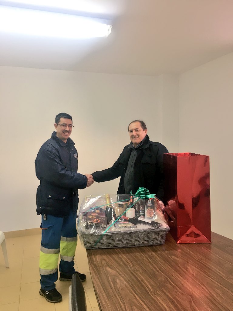 CarroblesJavier's tweet photo. Agradeciendo el compromiso y dedicación a los conserjes y limpiador@s  de las comunidades que administramos.¡A disfrutarla ! .#CestadeNavidad #FelizNavidad2017 #comunidadesmolonas @CarroblesJavier #administradordefincas https://t.co/c04aIeHS0v