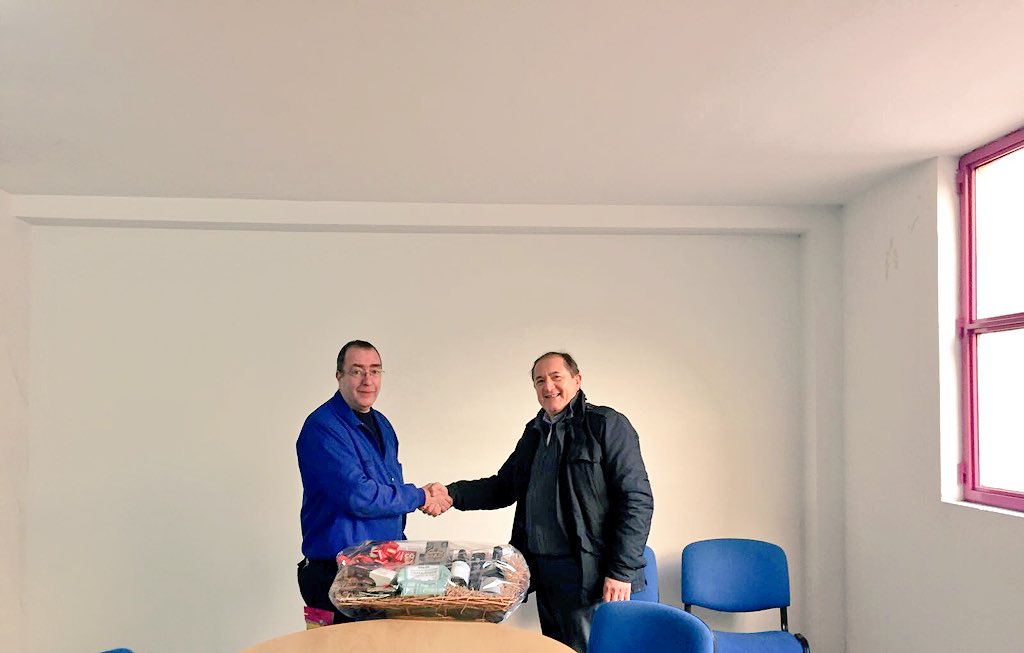 CarroblesJavier's tweet photo. Agradeciendo el compromiso y dedicación a los conserjes y limpiador@s  de las comunidades que administramos.¡A disfrutarla ! .#CestadeNavidad #FelizNavidad2017 #comunidadesmolonas @CarroblesJavier #administradordefincas https://t.co/c04aIeHS0v