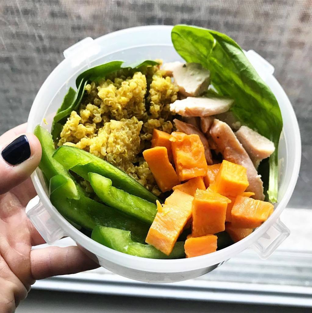 Eating all the goodz is easier (and more fun) when set up like this. 
#
I made a huge batch of coconut-curry-cayenne-ginger quinoa last night. Today, for to go, I topped spinach with da quinoa, green peppers, roasted sweet potatoes and chicken.
#eatyourcolors #nourishing #he…