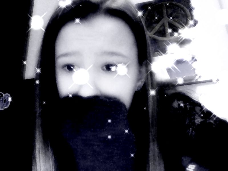 24mitcse's tweet image. Selena&apos;s the best friend ever