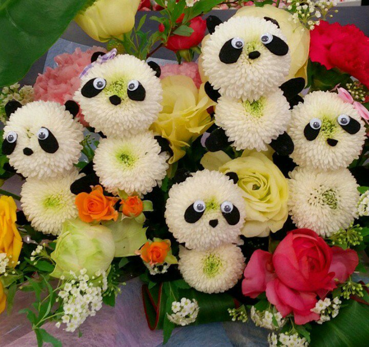 RecusantFigure's tweet image. -- The big box—it contains cake and bouquet he has ordered for her (also two jars of fruit salad, made by himself just for her.) --