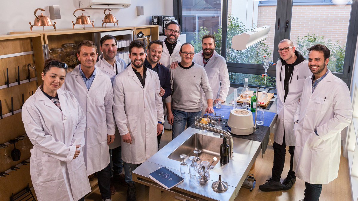 ¡La alta coctelería es toda una ciencia! Los mejores bartenders de España se reunieron en nuestro #WorldClassLab para experimentar y aprender cómo aplicar la química a sus fórmulas cocteleras ⚗ #WorldClassSpain