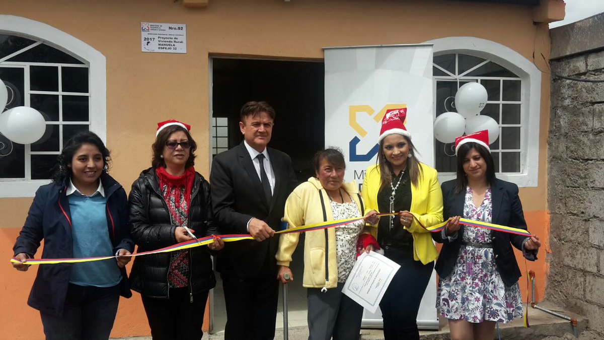 GHector_Oficial's tweet photo. Que grato saber que nuestra gente ahora cuenta con una vivienda digna a través  del @MIDUVI_EC hoy hicimos la entrega junto a @patya717 coordinadora zonal y @Marcelamarhino directora provincial. Estas viviendas  son parte del proyecto #ManuelaEspejo
#ViviendaDignaySegura https://t.co/fT01oUKVfz