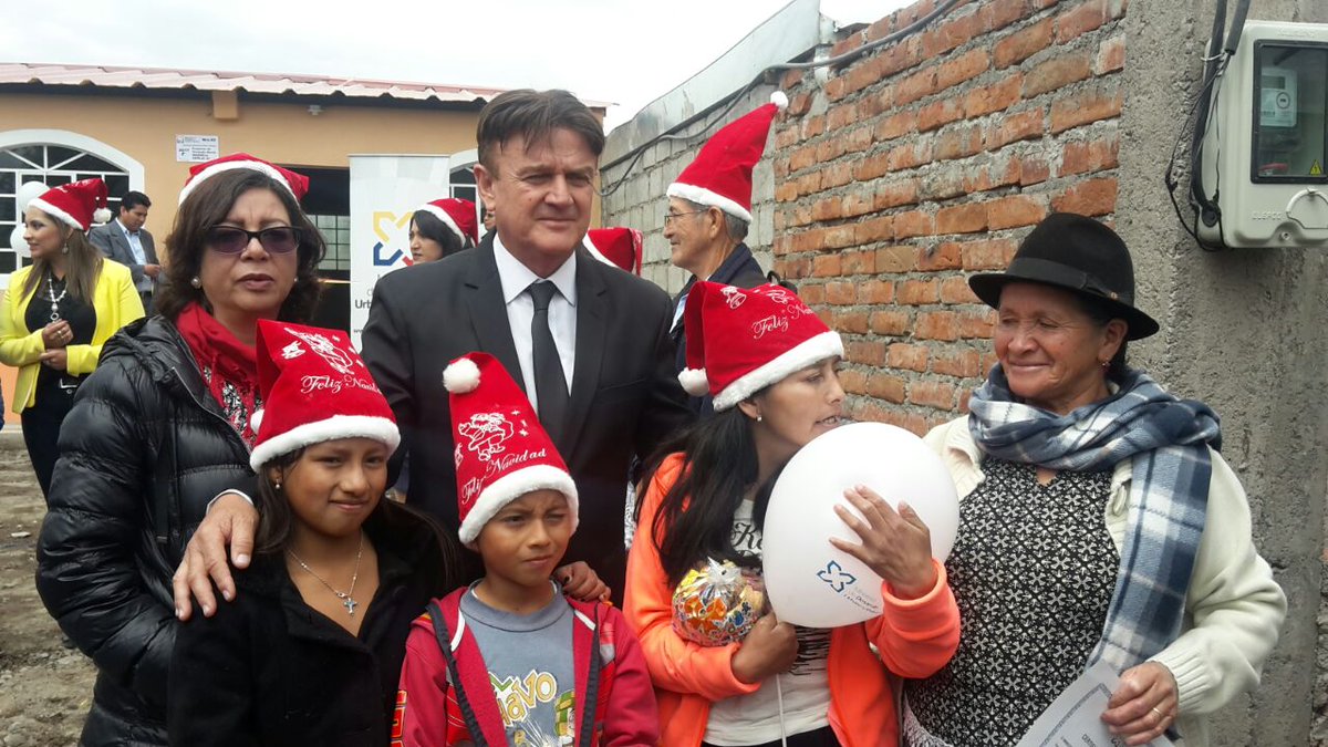 GHector_Oficial's tweet photo. Que grato saber que nuestra gente ahora cuenta con una vivienda digna a través  del @MIDUVI_EC hoy hicimos la entrega junto a @patya717 coordinadora zonal y @Marcelamarhino directora provincial. Estas viviendas  son parte del proyecto #ManuelaEspejo
#ViviendaDignaySegura https://t.co/fT01oUKVfz