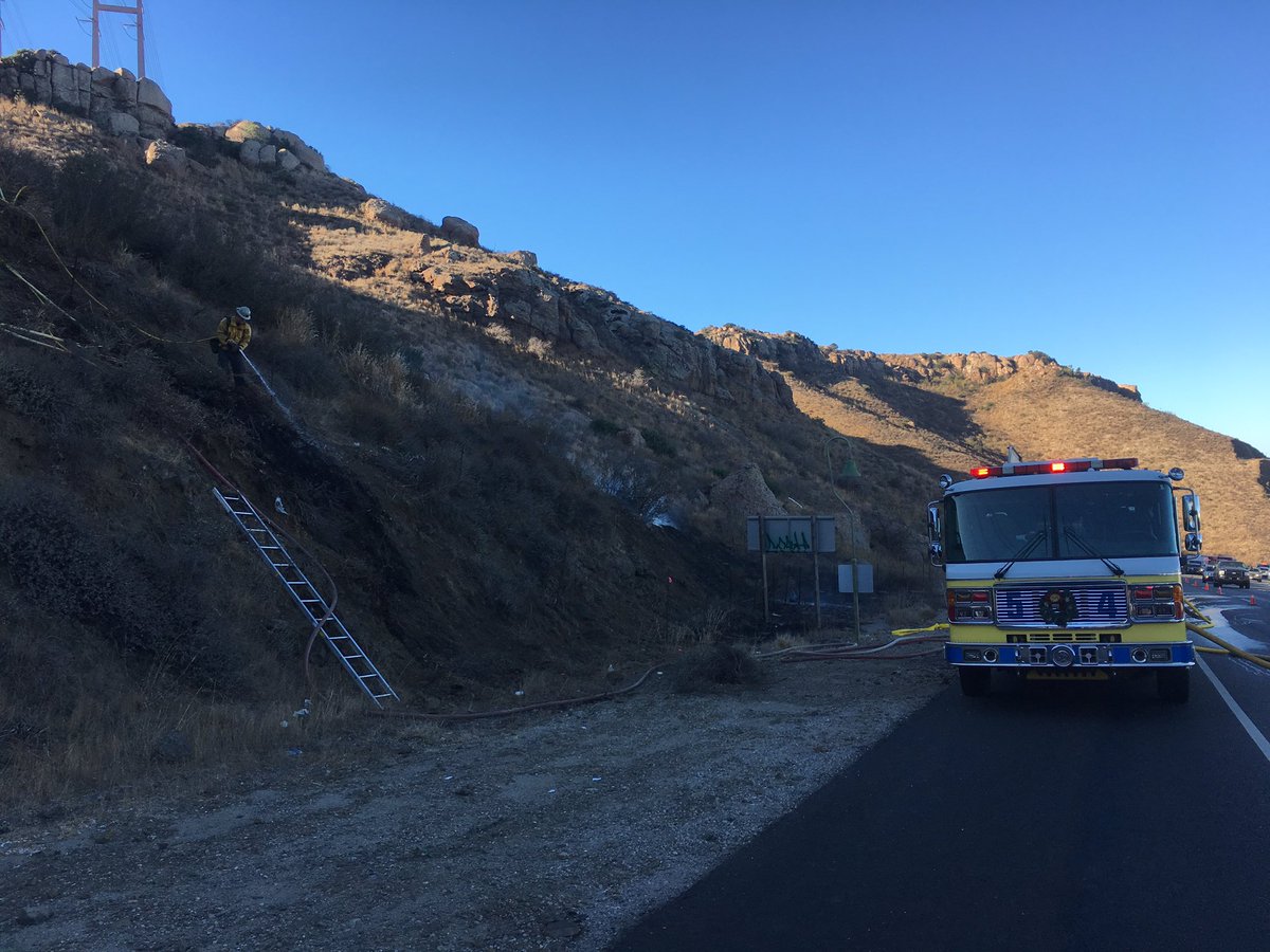 VCFD_PIO's tweet photo. #Scalesfire: Fire holding at approx. 2 acres. Forward progress stopped. Crews made an aggressive attack in steep terrain to stop advancement. Hand crews and brush engines remain on scene to continue knocking down fire. @VCFD,#CALFIRE https://t.co/yMN5Ip0Ncl