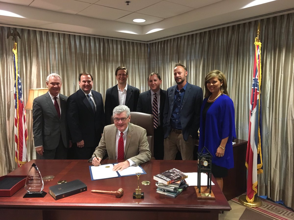 GlennMcCJr's tweet image. .@PhilBryantMS signs proclamation designating December as #Mississippi Computer Science Education Month. #MSCodingAcademies #MSWorks #STEM