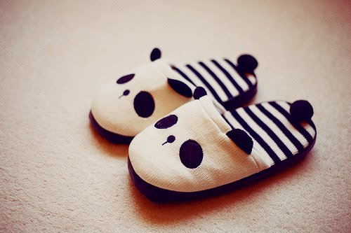 RecusantFigure's tweet image. -- While the smaller one—there're stuffs she might need inside (a notebook, a pair of fluffy slippers, a planner, and a set of painting brushes.) --