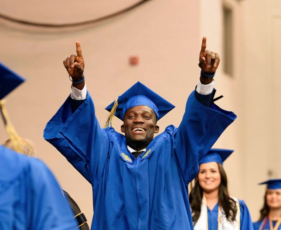 HofstraU's tweet photo. A look back at last night's celebration of our newest @HofstraAlumni! >> https://t.co/vnElyCOTLD #HofGrad17 https://t.co/D0En86j7pW