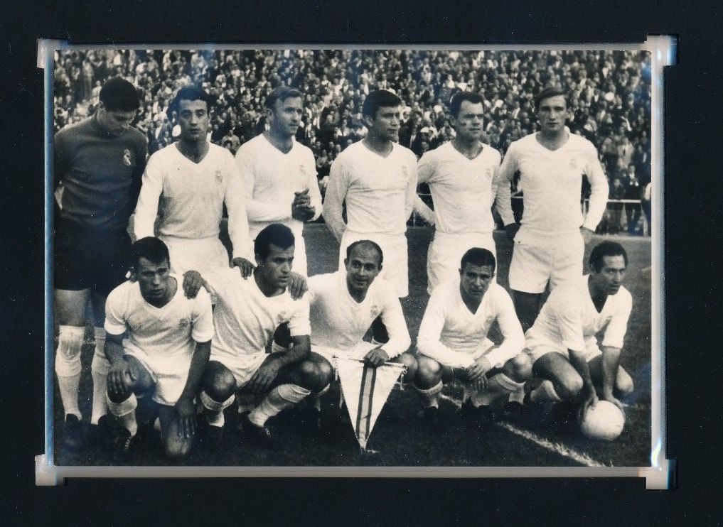 Temporada 1963-64
Vicente, Isidro, Santamaria, Pachin, Muller, Zoco.
Amancio, Felo, Di Stefano, Puskas y Gento.