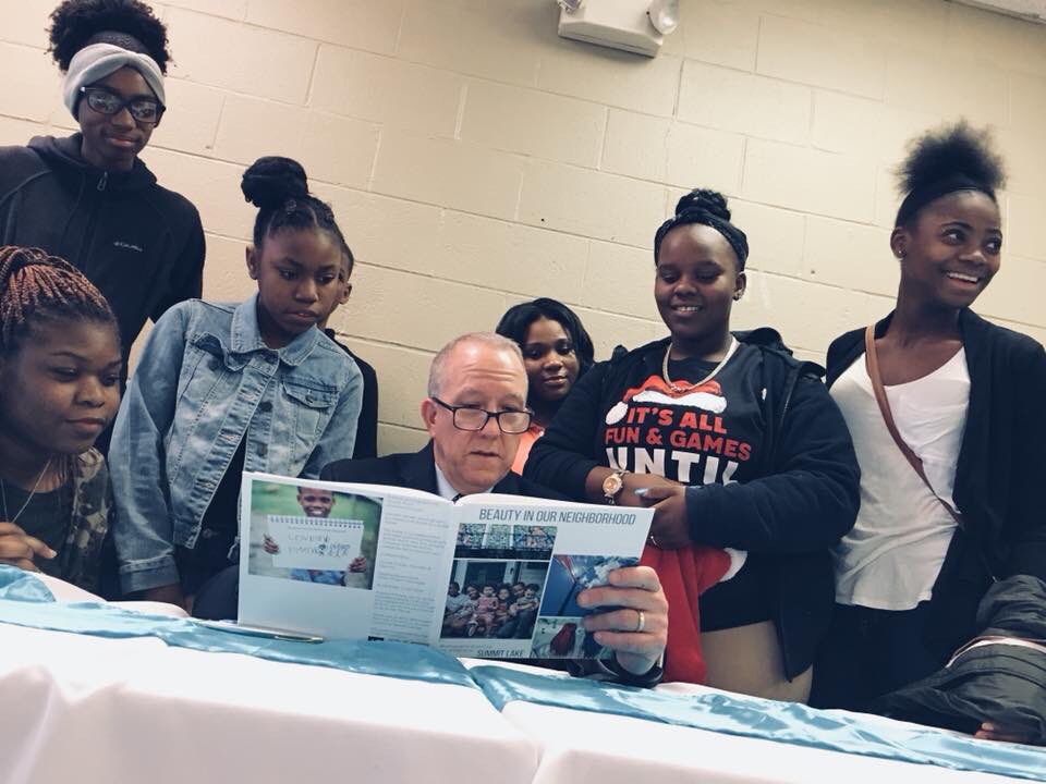 AKCivicCommons's tweet photo. “This is my favorite Christmas present.” - @AkronOhioMayor 

Mayor Horrigan received a signed copy of the Leaven Lenses Project book created by the students and @ShaneAnneWynn. 

📷: @ShaneAnneWynn 

#akron #photography #summitlake #supportakron #loci #knight #gar #civiccommons https://t.co/03BYGp2R2S