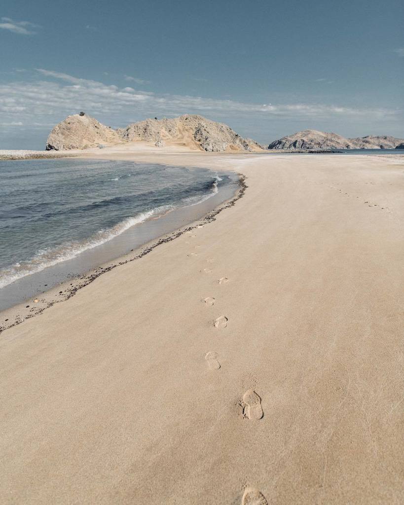 roaming__lost's tweet photo. Mexico you’re so puuurty. Who wouldn’t want to wake up here. #roaminglost #bajatraversexpedition17 https://t.co/9ZPd1EQh1B