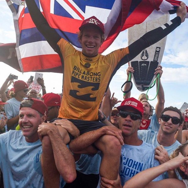 Stance_Chile's tweet photo. ¡¡ @johnjohnflorenc lo hizo de nuevo!! Segundo año consecutivo que se convierte en el Campeón Mundial de la @wsl año 2017. #thencommonthread #stancecrew #GoJohnJohn https://t.co/3JD2aW2Dw6