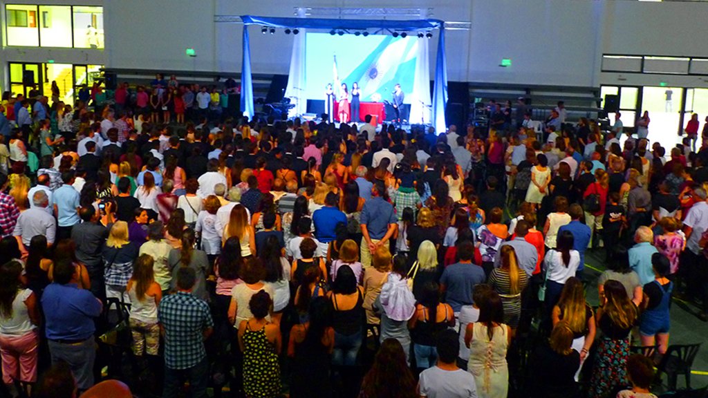 LiceoUNLP's tweet photo. Acto Académico de Entrega de Diplomas a los chicos y las chicas egresados/as de la Promoción 108. https://t.co/WtgYG1tUNM 
https://t.co/deFShZmRnz https://t.co/BDOXrRA8IA