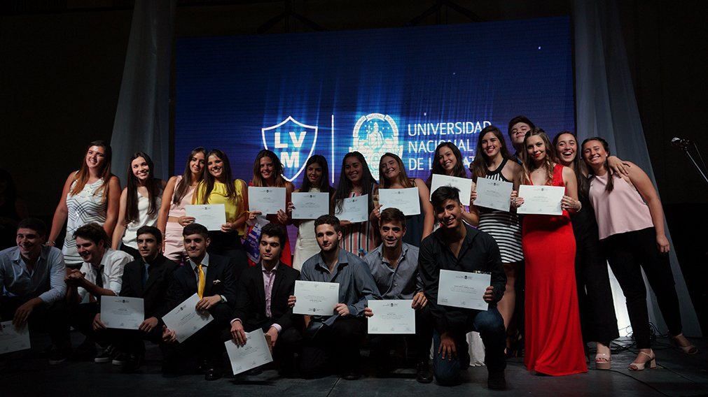 LiceoUNLP's tweet photo. Acto Académico de Entrega de Diplomas a los chicos y las chicas egresados/as de la Promoción 108. https://t.co/WtgYG1tUNM 
https://t.co/deFShZmRnz https://t.co/BDOXrRA8IA