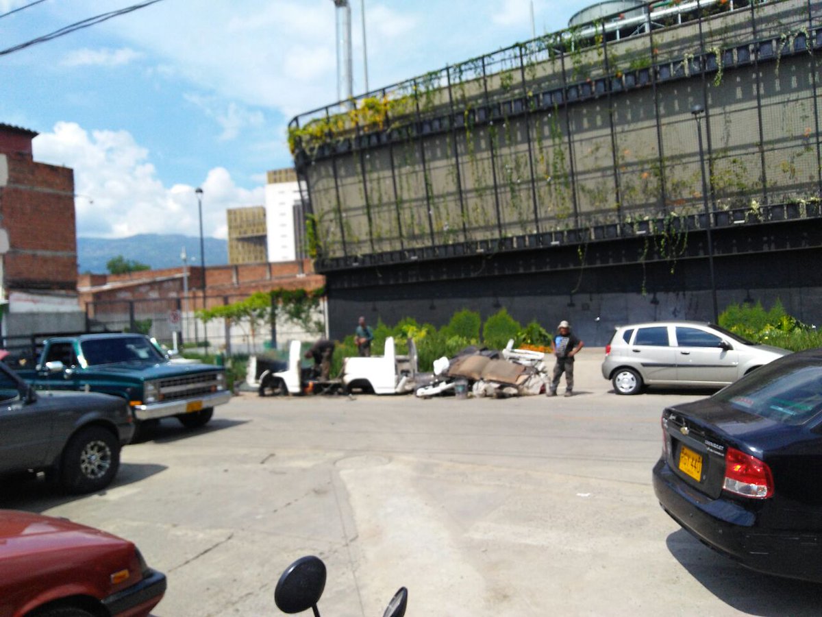@luisyepesb Que tal a esta hora taller en la calle Carabobo frente @EPMestamosahi @FicoGutierrez @AlcaldiadeMed @genteconvos @roures1