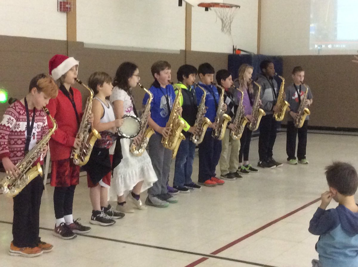 UES G4 Saxophone line caroling in the UES Gym! @twblumenthal @marc1972marc <a href="/UES_PhysEd/">Urbana Elementary PE</a> #weareVPA