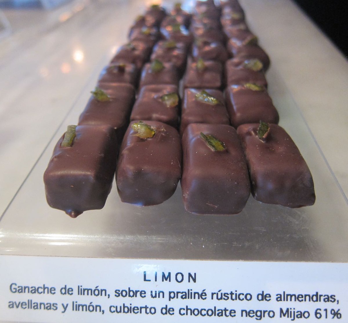 comachocolatier's tweet photo. #BombonComa de limón
#BombonComa #Chocolate en @csiexclusivo @CCLIDER @tolon_FM #TerrazaComa https://t.co/hVTLn02FCL