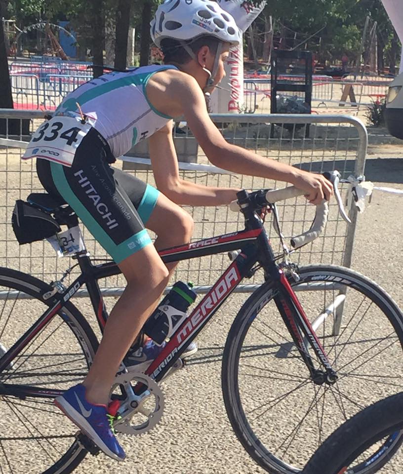 X3MTri's tweet photo. DÍA 21 ☘️Hoy es el día del #triatleta más joven del #X3Mtriatlon...¡¡ALVARITO!! Si sigue la senda de sus padres @elenamunozp y Javi, más pronto que tarde nos dará a todos "pal" pelo. 🤪#orgullodex3m #calendariodeadvientox3m #futuroscampeones https://t.co/AZcRPmcl87