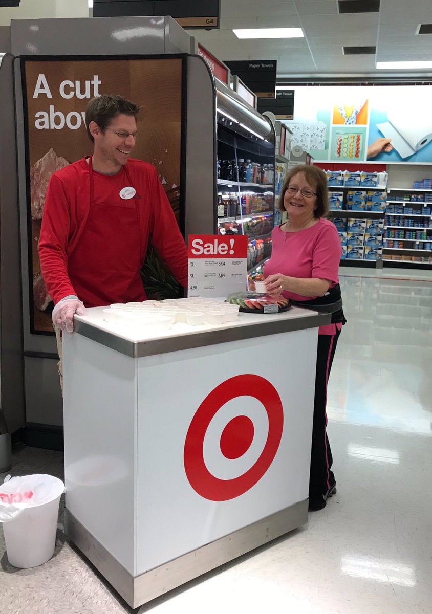 Schneider_1509's tweet image. Guests are loving the sweet treats while they finish their holiday shopping at T1509! #havingablastatD117 @jamaal_edwards @BrianLeas