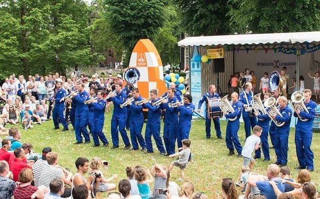 De inschrijvingen voor de 32e Bemmelse Dweildag zijn inmiddels geopend! Komen jullie Bemmel ook op zijn kop zetten op 10 juni 2018?

Meer info en inschrijven via:
dweildag.nl/2017/inschrijv…  #dweilorkest #bemmel #feest #muziek #festival #nederlandskampioenschap