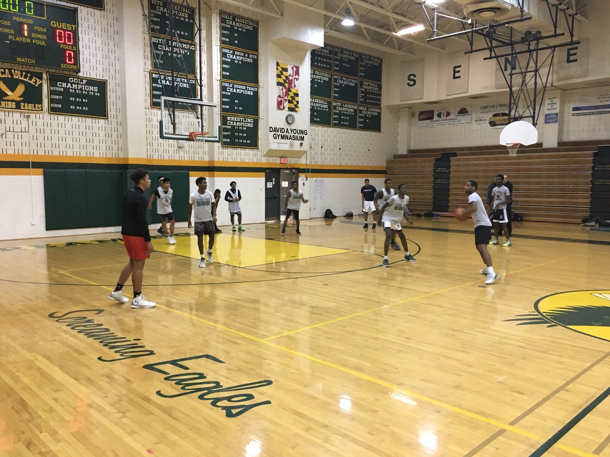 It’s awesome when <a href="/SV_BoysBball/">Seneca Boys Bball</a> alumni come back and help out at practice <a href="/b_simp_/">Brandon Simpson</a> <a href="/MatthewKareem/">papaReem🤘🏽</a> <a href="/ezmoneysniper_/">trey.</a>
