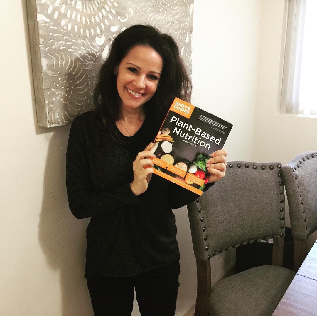 PlantDietitian's tweet photo. When you can finally touch it in real life....and it feels SO real 🙌🏼😍‼️

#newbaby #abookisborn #plantbased #plantbasednutrition #pbn2 #cominginjanuary #newyearnewyounewbook #eatplants 

https://t.co/iqZxh8fxwH https://t.co/brB7sp651a