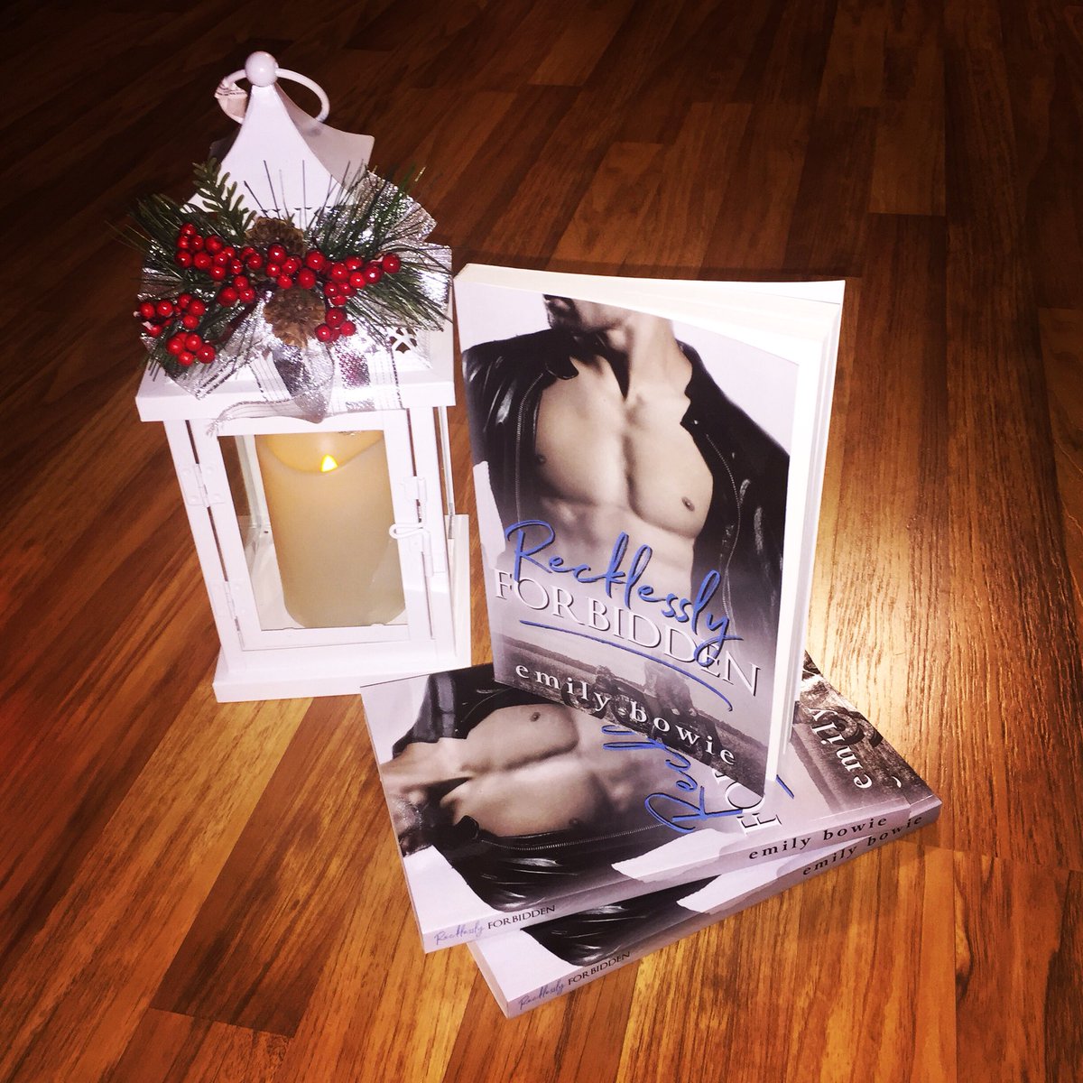emilybowie82's tweet photo. Will you be reading this holiday season? #RecklesslyForbidden #DeliciousBanter #HotRomance #FiestyChick #RomanticSuspense #KindleUnlimited #KindleUnlimitedRomance https://t.co/hzhSOND1iM https://t.co/RNt3UhE9vG