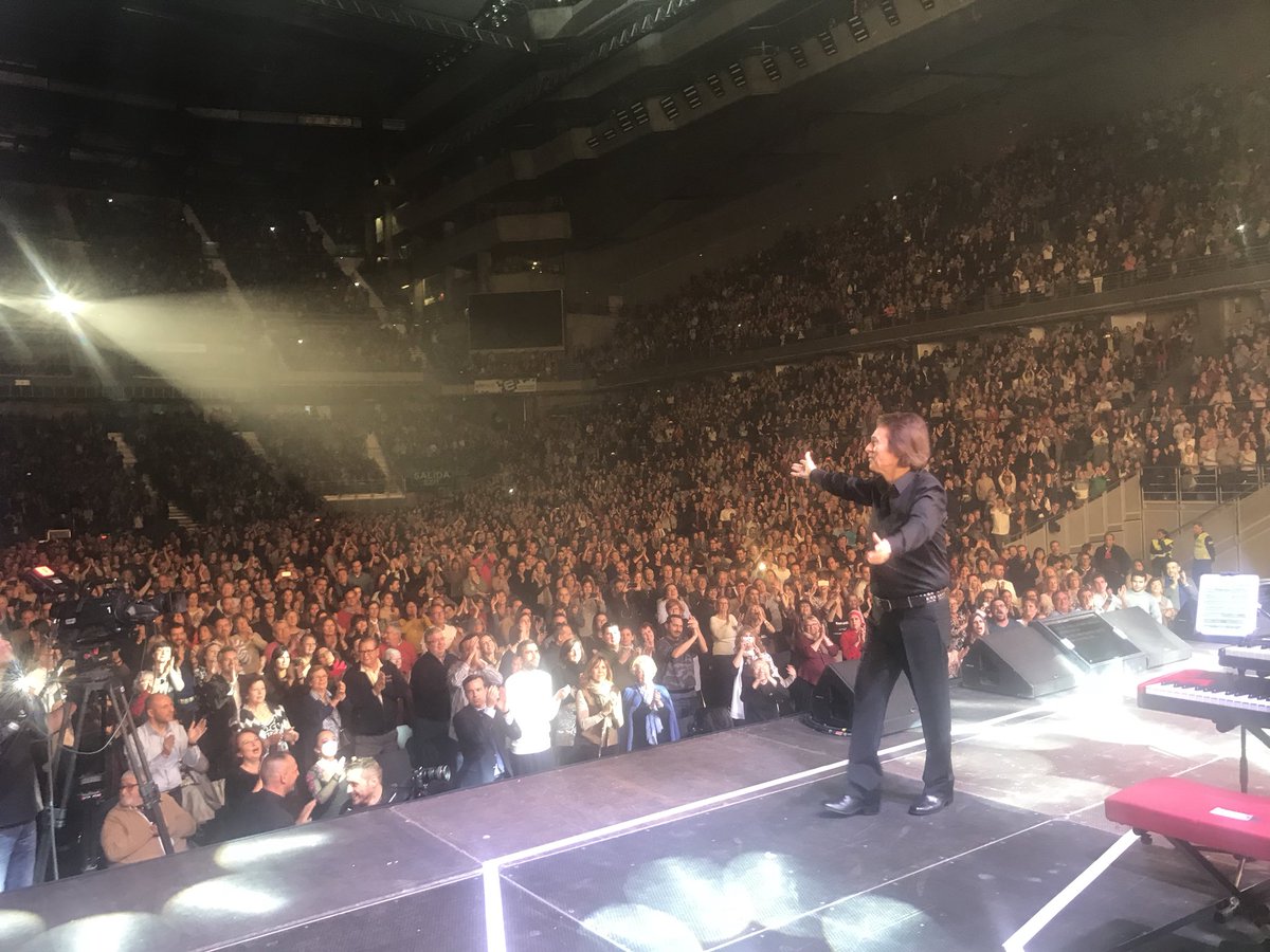 Y el jefe lo ha vuelto a hacer... @raphaelartista reventando el @wizinkcenter de Madrid. Un año más. Y sigue, y sigue... #infinitosbailes #locoporcantar #esimposibleestarmasorgulloso <a href="/UniversalSpain/">UniversalMusicSpain</a>