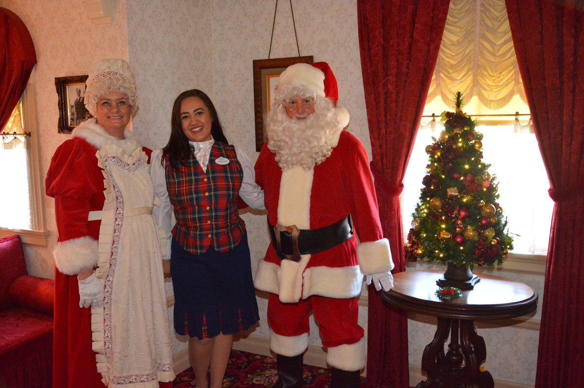 regallyjay's tweet photo. Getting to visit Walt's apartment for the first time was already a dream come true, that I didn't even bother asking Santa for anything else โจ๐
Oh, and I suppose this is a step up from earning my ears right?!
#OffProbation https://t.co/exHMmZfDyv