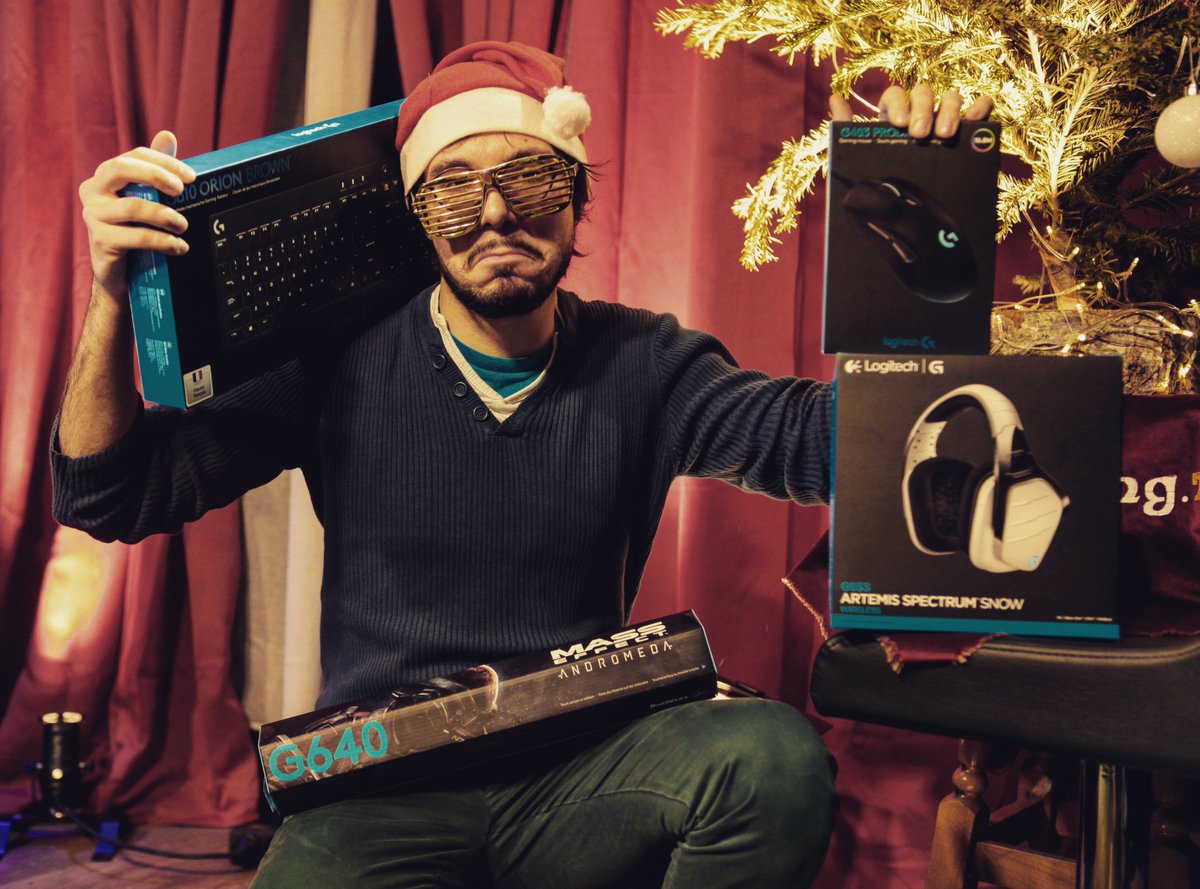 OGTVLoL's tweet photo. A l'occasion du #OGJDR de Noël, Logitech France te propose de repartir avec ce super setup composé d'un clavier, casque, souris et tapis de souris !
Pour jouer RT + Follow @OGTVLoL &amp; @LogitechFrance 🎅

Résultat demain à 20h 🎄 https://t.co/U09nZu1kBI