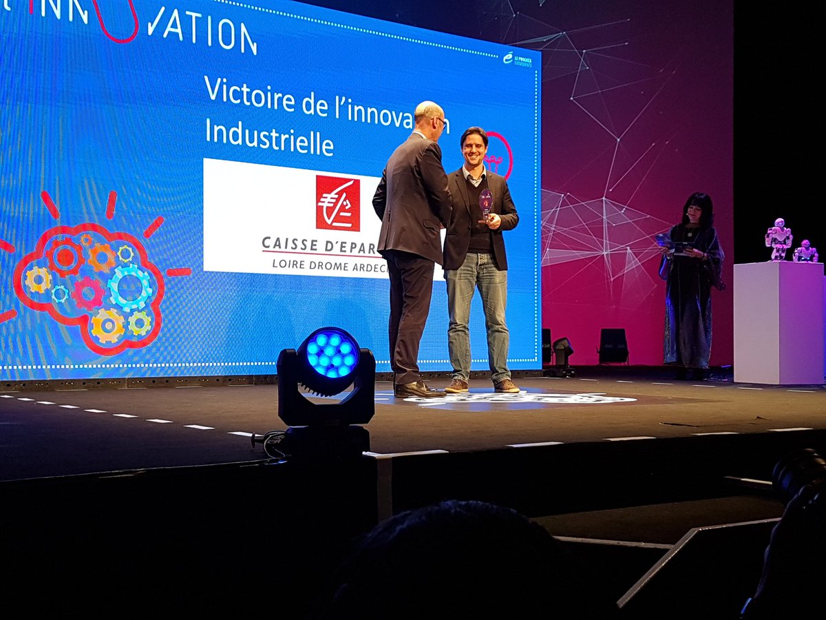 Stéphane Caminati remet la victoire de #l'innovation industrielle à la société Qiova pour <a href="/CaissEpargneLDA/">Caisse d'Epargne LDA</a>, partenaire de la soirée avec <a href="/Le_Progres/">Le Progrès</a>
