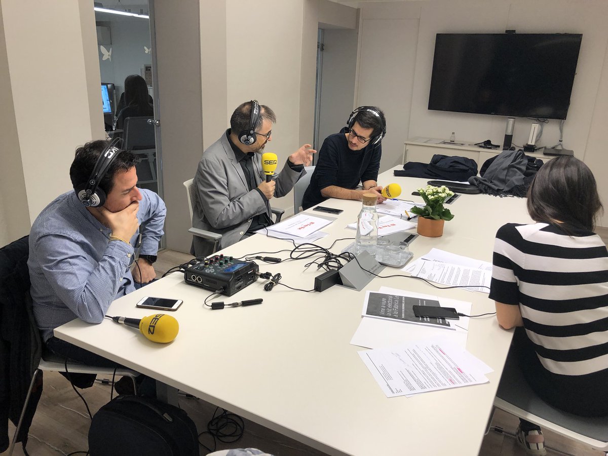 riosjaume's tweet photo. Comença la nit electoral a #21DETV. Ple de gent, mitjans que conecten des de la #FàbricaLehmann i amb analistes de luxe. Gran final de la segona edició d’@elteuvot, on ja sou 130.000 usuaris! https://t.co/CsA61eeZgz