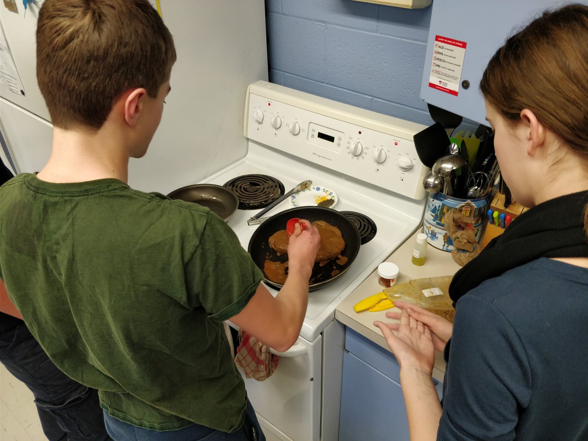 GLewisOCT's tweet photo. Grade 8 chef showing others how to baste steak #makerThursday #homeEc #yummy @robertdaddario @bpcaverhill https://t.co/2smVK1W4Oy