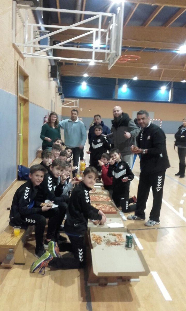 cdrivasfutsal's tweet photo. Durante la tarde de hoy muchos equipos han echado un "partidito" contra los padres/madres demostrando su calidad 🥅
Grandes esos equipos!!!
#VamosRivas #RivasFutsal
#partiditos https://t.co/PFY2ip8zjt