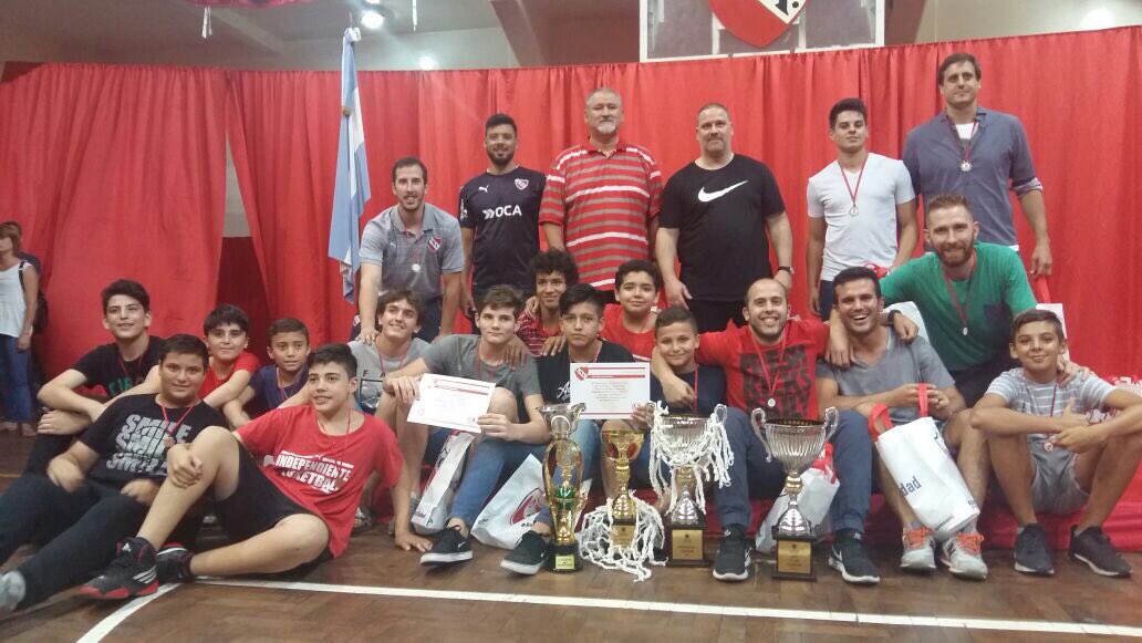 Basquet_CAI's tweet photo. Los dos equipos CAMPEONES ! Los U13 y la PRIMERA! Vamos @Independiente ! Foto @FloraGp . 🏆🏆😈🇦🇹🔴🔴🇦🇹😈 https://t.co/LNI9OOfmK3