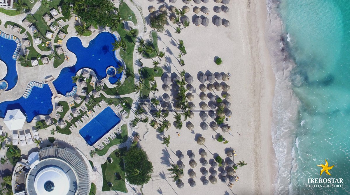 IBEROSTAR's tweet photo. A vista de pájaro un #GrandCollection luce en todo su esplendor. 😍¡Deslumbrante #IBEROSTARGrandBávaro! ➡ https://t.co/41GB2LC4uS https://t.co/bRlyJONTMV